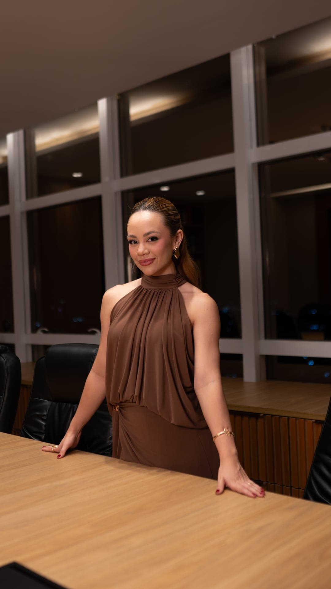 Mariana Martins, apresentadora do Hub Vanttys, em uma sala de reuniões
