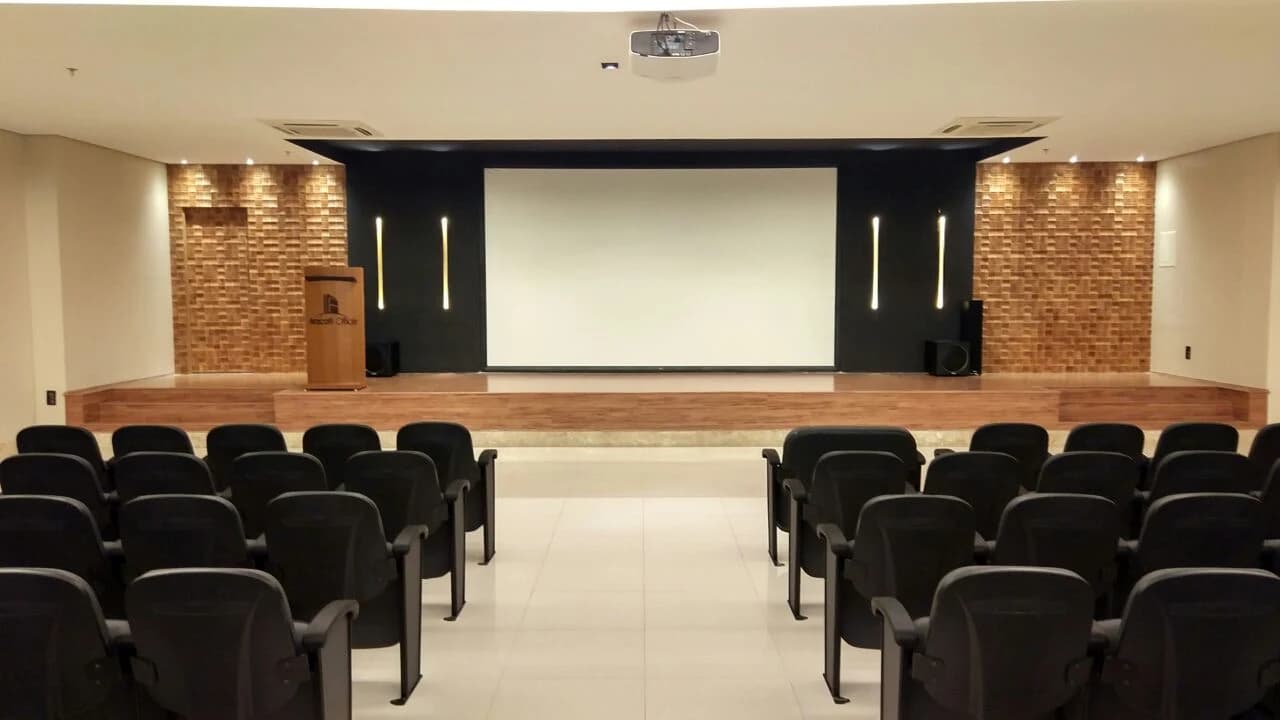 Salão de Eventos do Aracati Office, com palco e telão
